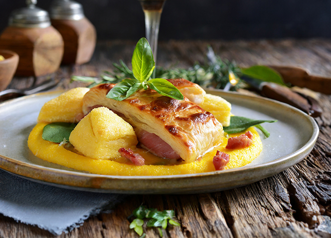 Saltimbocca und Polenta und Blätterteigkissen