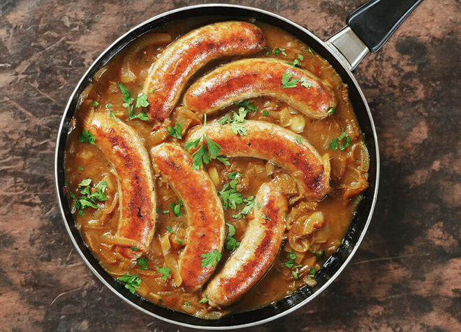 St. Galler Bratwurst mit Zwiebelsauce
