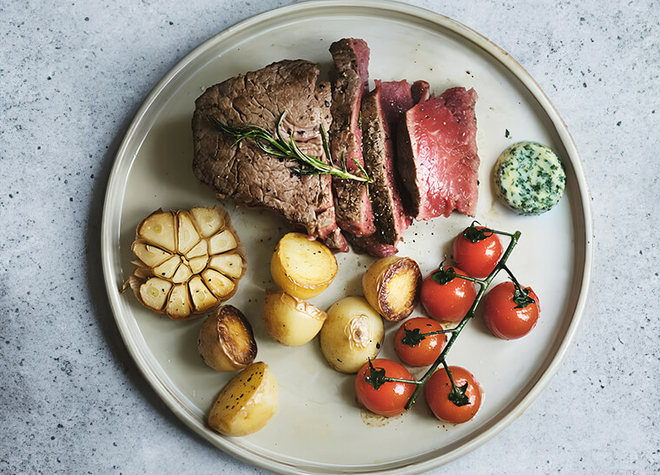 Steak mit Kräuterbutter und Rosmarin-Kartoffeln