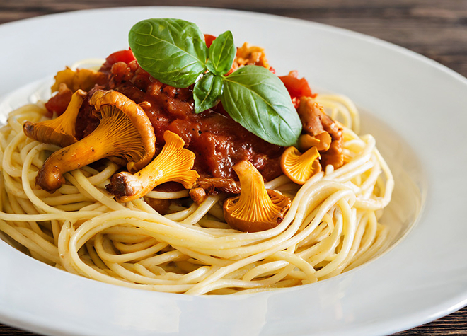 Spaghetti mit Tomaten-Basilikumsauce und Eierschwämmli