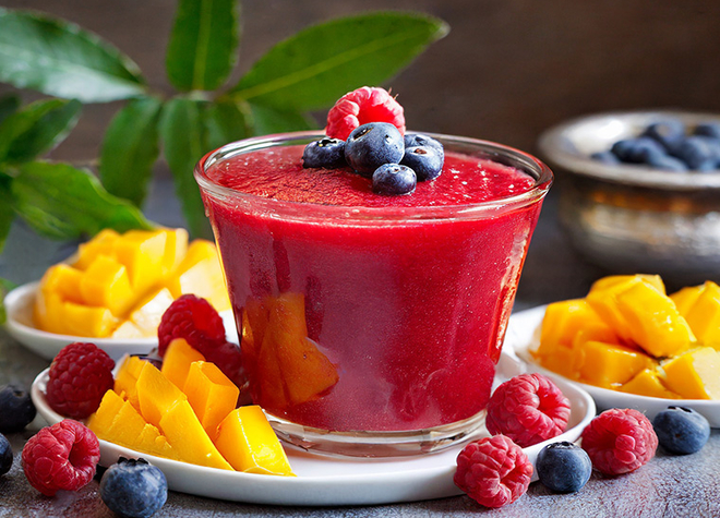 Himbeercoulis mit Mango und Heidelbeeren
