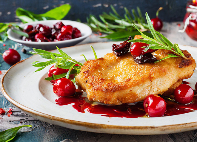 Schweinssteak im Teig mit pikanten Balsamico-Kirschen