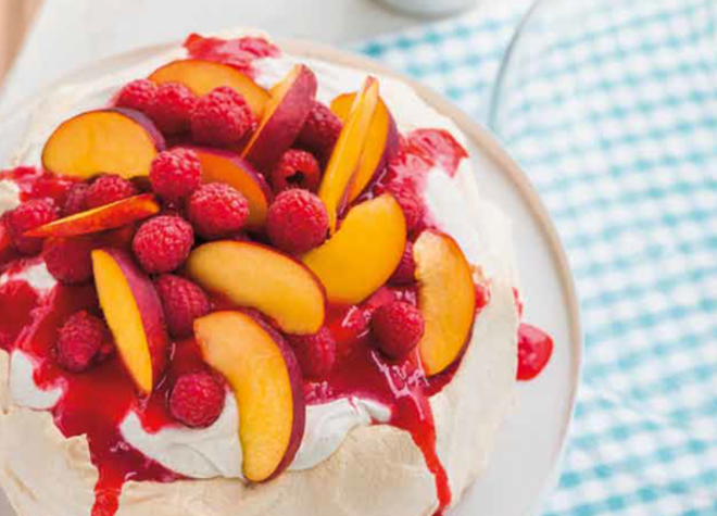 Pavlova mit Himbeeren und Nektarinen