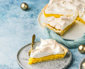 Ein englischer Fruchtkuchen mit Obst und luftigem Schlagsahnehäubchen