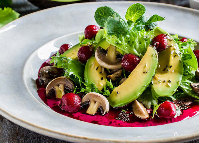Zwerglisalat mit Avocados und Champignons an Himbeerdressing