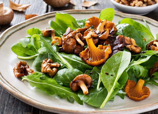 Nüsslisalat mit Eierschwämmli und Walnüssen