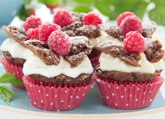 Schoko-Vanille-Muffins mit Himbeeren