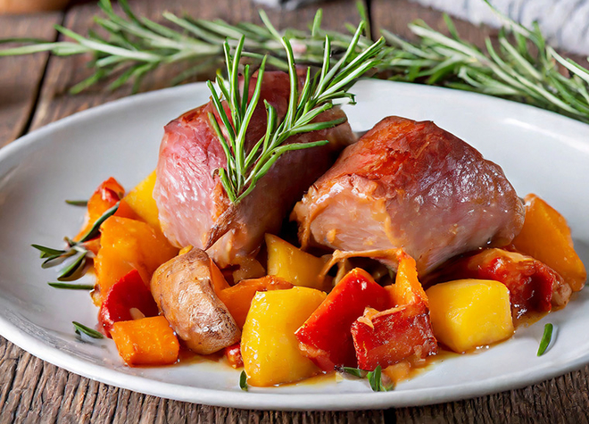 Lammfilet-Würfel an einer Paprikasauce mit Speck-Rosmarin-Kartoffeln