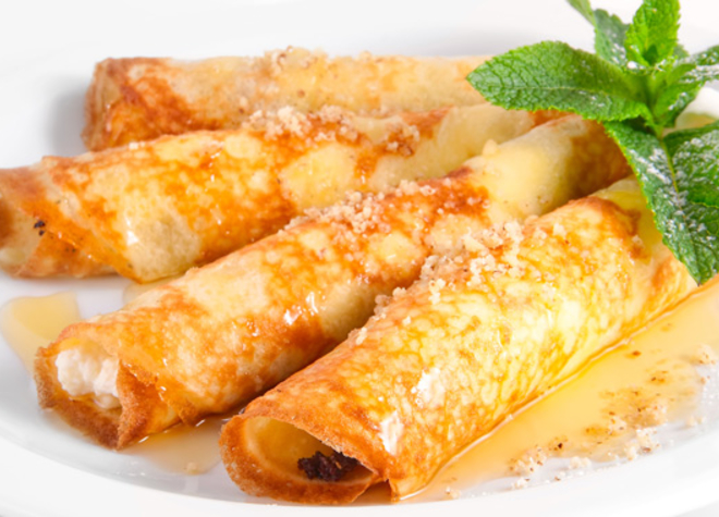 Crêpes mit Limonencreme und Beeren