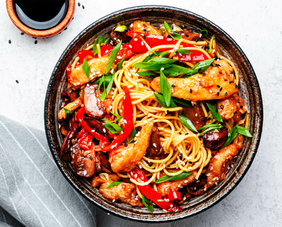 Asiatische Mahlzeit in einer Schüssel mit saftigen Garnelen