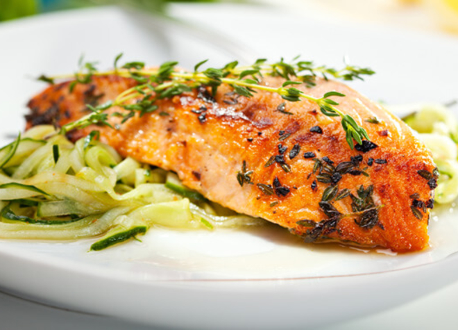 Grüne Nudeln mit Lachs
