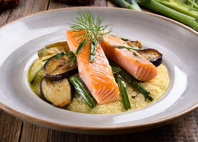 Estragon-Ingwer-Lachs auf Fenchel-Aubergine-Griessfond