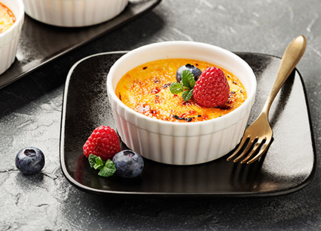 Creme Brulee mit frischen Beeren