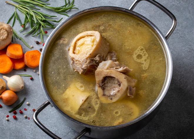 Kräftige Rindsbouillon