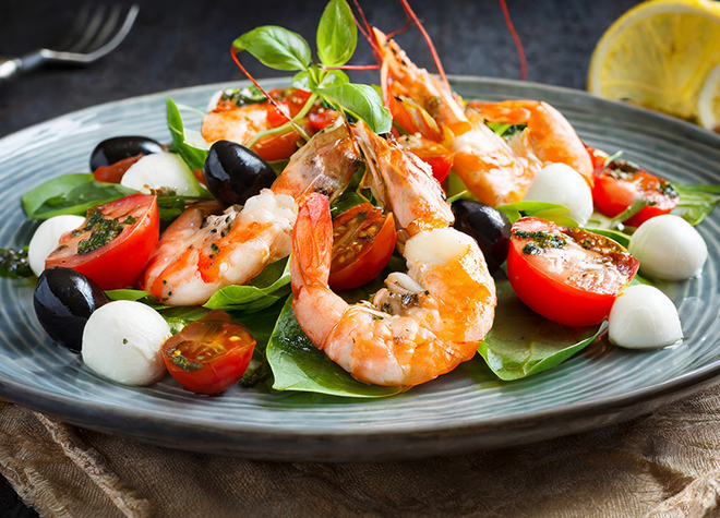 Black Tiger Crevetten auf Tomaten-Mozzarella-Salat