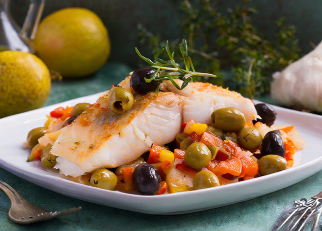 Fisch mit buntem Gemüse und Oliven