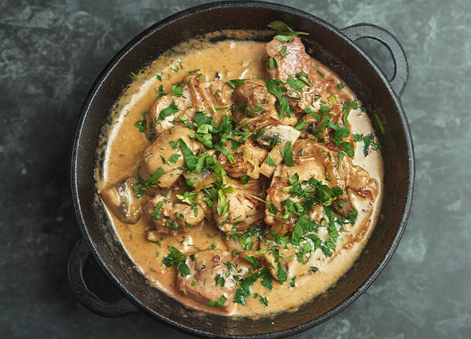 Geschmortes Kaninchen in Senfrahmsauce