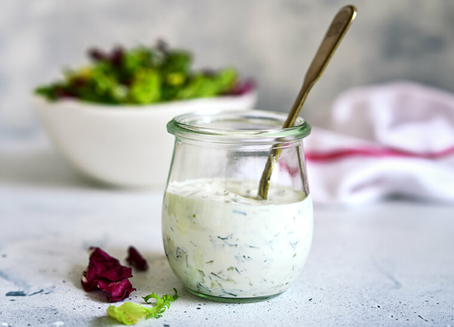 Joghurt-Kräuterdressing