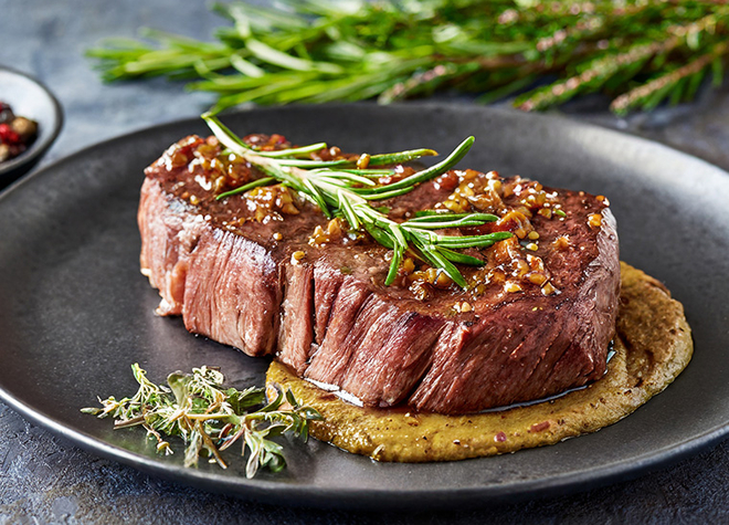 Rindsfilet mit Chili-Dattel-Kräuterbutter