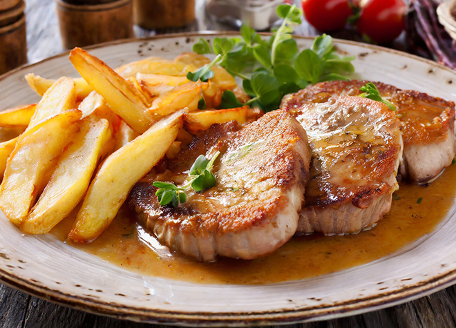 Überbackene Kalbskotelettes mit Pfannenfrites