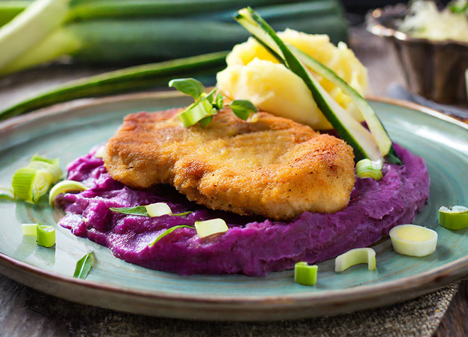 Cordon Bleu auf violettem Kartoffelstock und Kohlräbli mit Lauch