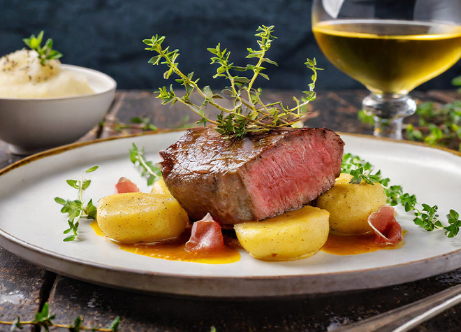 Rinds-Entrecôte mit Thymian, Vanillekartoffeln und Rohschinkenschaum