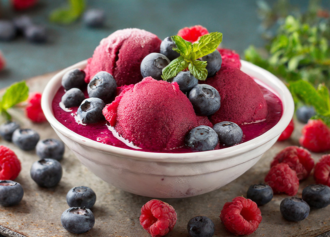 Himbeer- oder Heidelbeersorbet