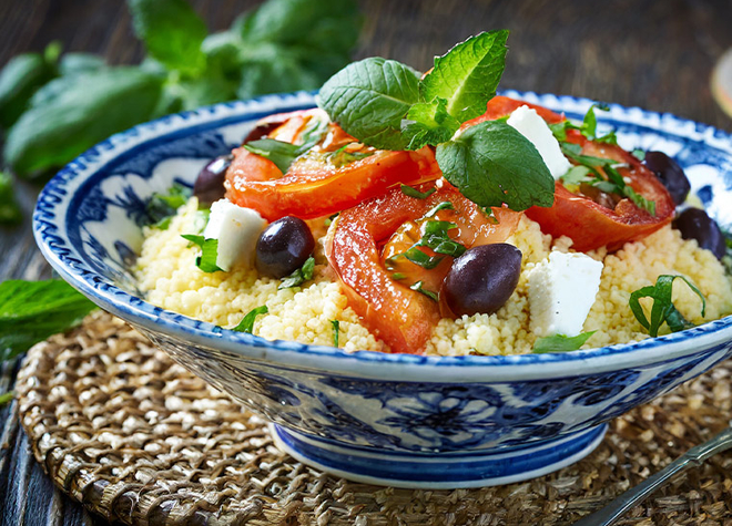Mozzarella mit Couscoussalat auf orientalische Art