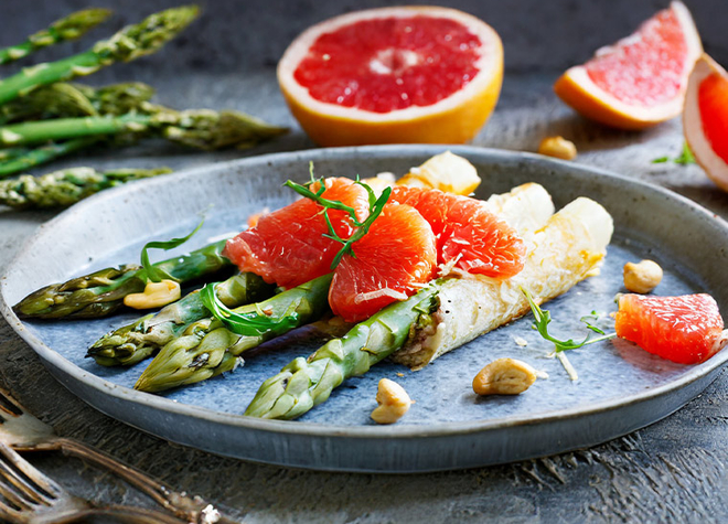 Spargeln im Cashewmantel mit Grapefruit