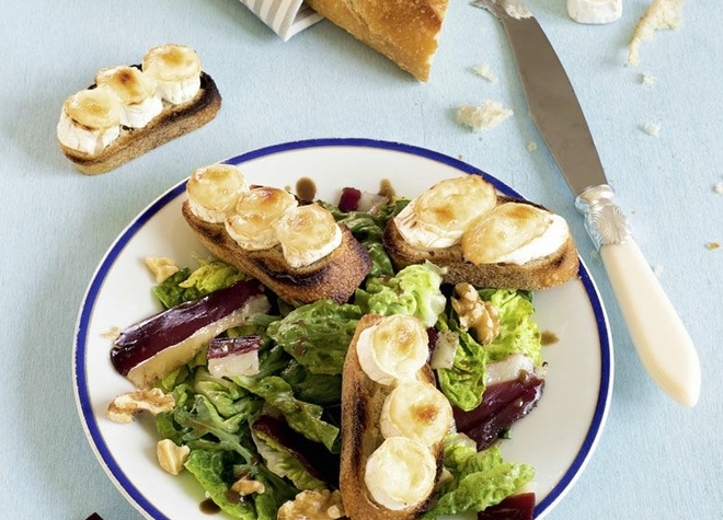 Nüsslisalat mit überbackenem Ziegenkäse und Pink Grapefruit an Ingwerdressing