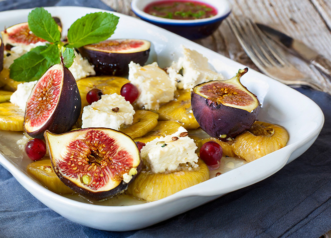 Feigen und Bananen mit Ziegenkäse und Knoblauchkäse überbacken und Stachelbeer-Coulis