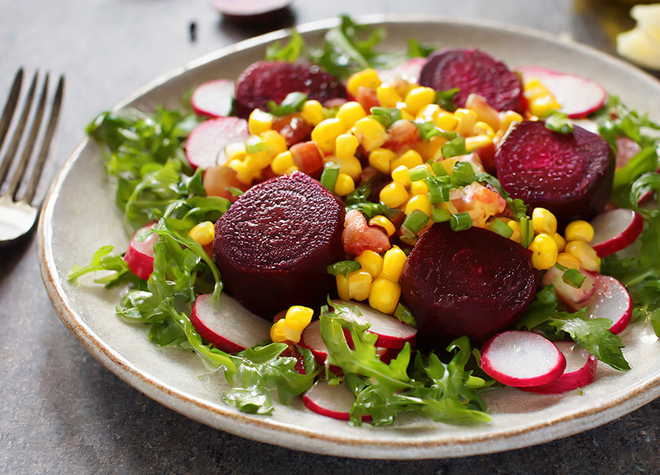 Randensalat mit Mais und Radieschen