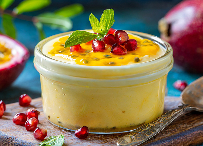 Passionsfrucht-Quarkcreme mit Granatapfel