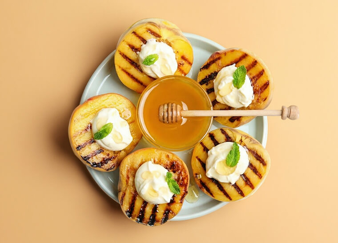 Grillierte Pfirsiche mit Honig und Mascarpone