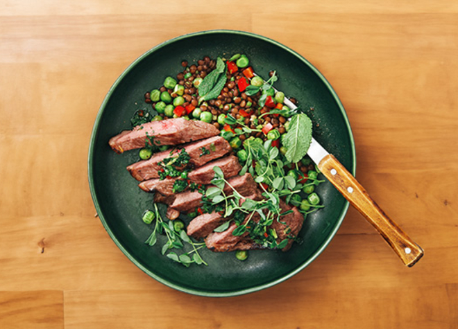 Lammfilets auf Erbsen-Minze-Guacamole