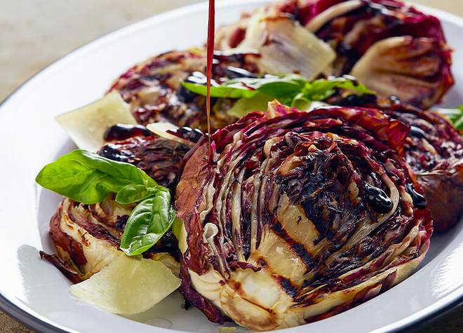 Gegrillter Salat mit Zitronenvinaigrette