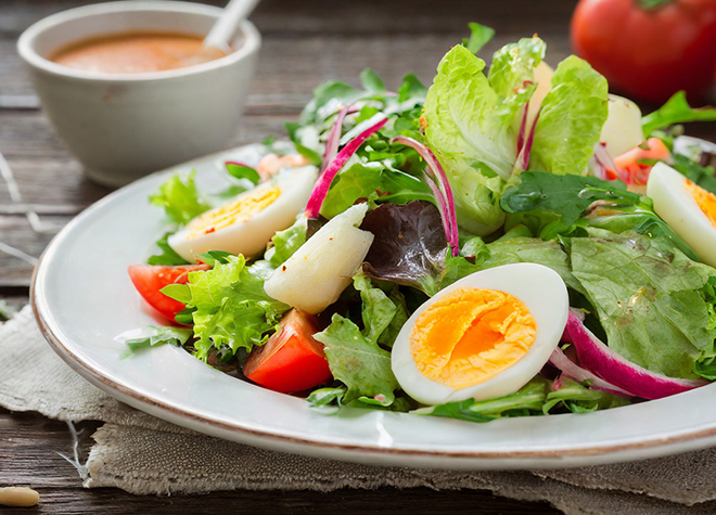 Gemischter Salat mit Ei und Chilidressing