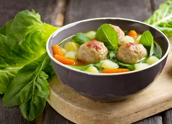 Gemixte Gemüsesuppe mit Nüsslisalat und Brätkügeli