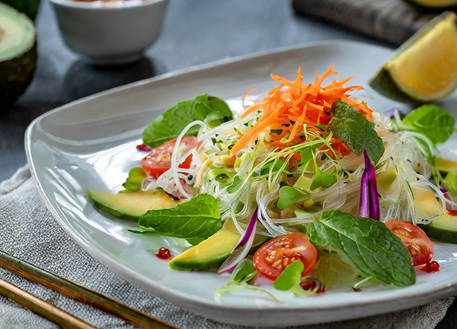 Exotischer Avocado-Glasnudelsalat