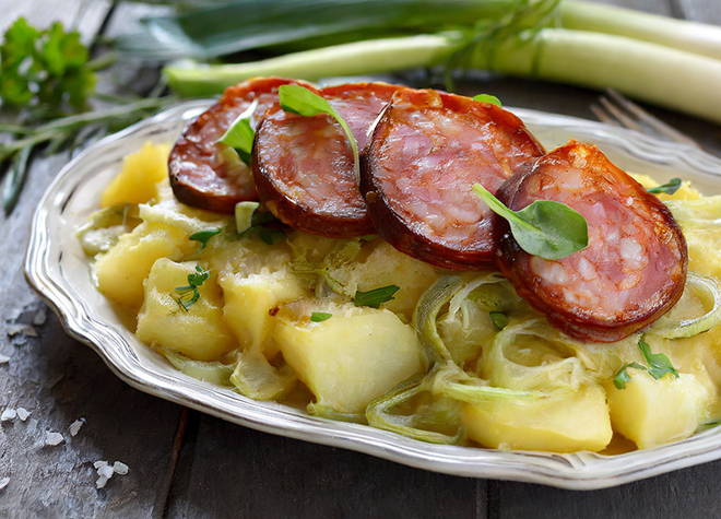 Saucisson auf Kartoffel- Lauchgratin