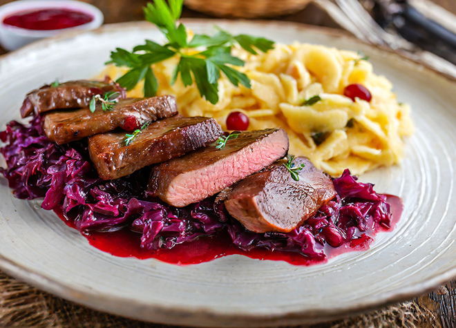 Hirschschnitzel mit Preiselbeersauce, Spätzli und Rotkraut