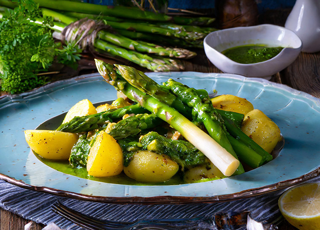 Spargel-Ragout mit Frühkartoffeln an Bärlauchpesto