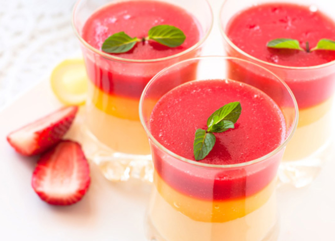 Himbeer-Panna-Cotta mit Süssweingelee