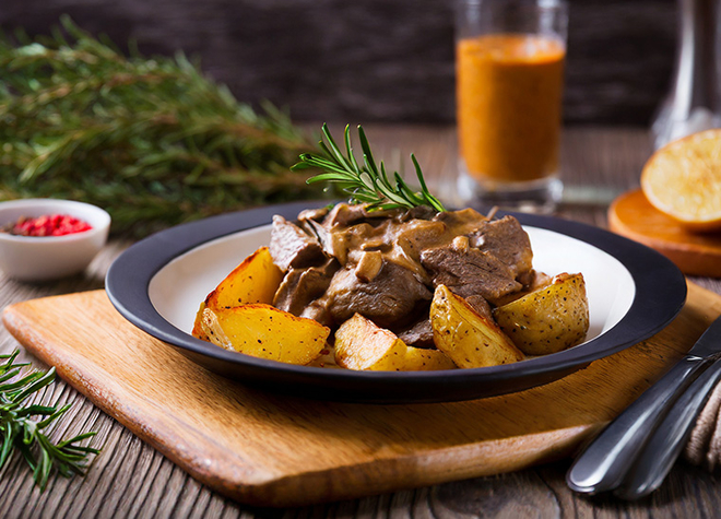 Rindsfilet Stroganoff mit Ofenkartoffeln