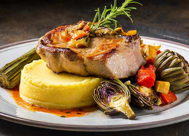 Schweinskotelettes mit Artischockengemüse und Polenta