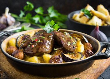 In Butter gebratene Hühnerleber mit Pleos-Pilzen, Feigen und Kräutern Kartoffel-Auberginen-Gratin