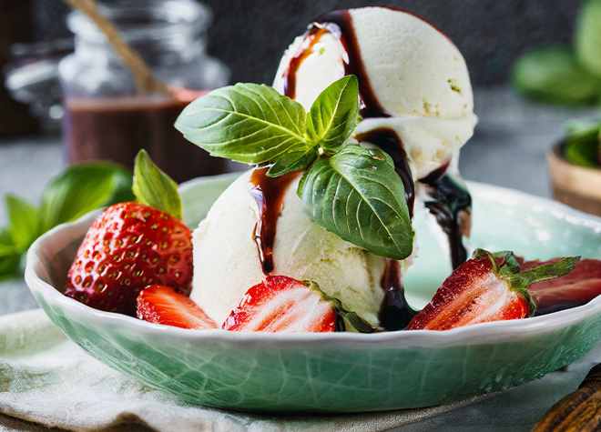 Basilikumglace mit Balsamico-Erdbeeren