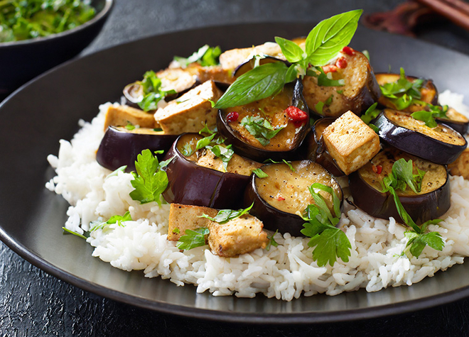 Gebratene Aubergine und Tofu auf Basmatireis