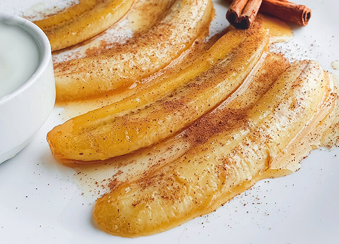 Grillbanane mit Erdnüssen und Karamellsauce