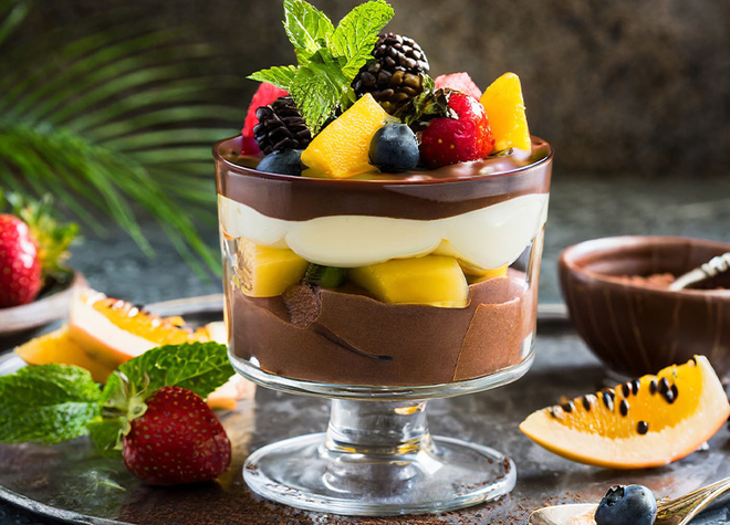 Schokoladenparfait mit exotischem Fruchtsalat